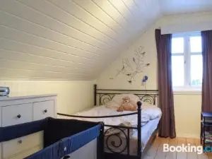 Gorgeous Home in Fjell with Wifi