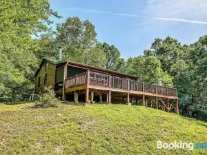 Peak-a-Blue Cabin: Mountain View/Outdoor Movie Theatre/Hot Tub/Garage