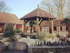 Kingston Country Courtyard