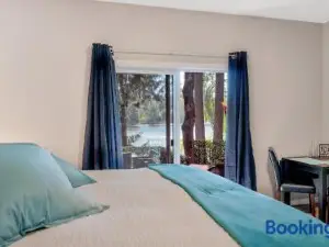 Willow Suite - Lakeside Retreat