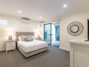 Seaview Splendour 2, 163 Soldiers Point Rd - Waterfront Stunning Unit