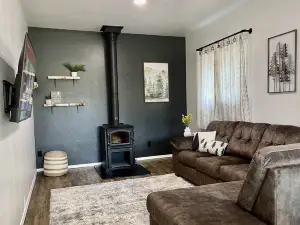 Hot Tub & Mountain Views in Libby