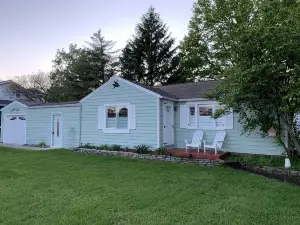 Cottage in resort style area, across from Buckeye Lake bars/restaurants!