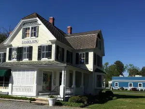 Heart of Irvington w/Fireplace Walk to Tides Inn &  restaurants - Dog friendly!