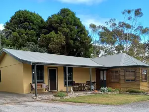 Nowhere Else Cottage with private spa.Unique farm stay.