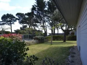 Single-storey house, enclosed garden, direct access to the beach