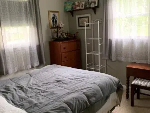 Cozy 2 bedroom, non smoking home 20 minutes from EAA! Pet friendly.