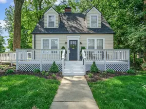 Charming Edwardsville Home Walk to Downtown!