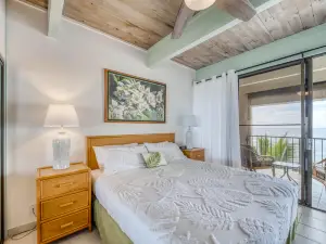 Lovely oceanfront condo with view, hot tub & pool