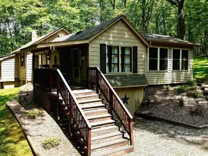 Family friendly, cozy cottage with hot tub in Ohiopyle!
