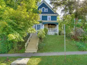 Walk to Syracuse Campus: Family-Friendly Home!