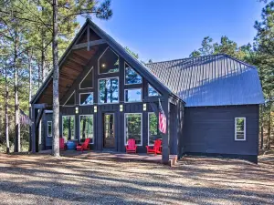 Stylish Broken Bow Cabin w/ Hot Tub + Fire Pit!