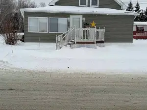 Charming 3-bedroom house with WiFi and AC in serene Sinclair