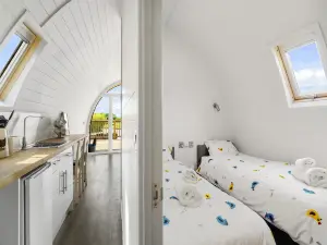 Chalet in Hertford with Lakeview Hot Tub