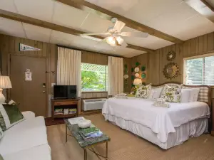 Stone Studio Lakefront Pool Access