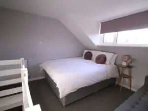 Amaya Four - Sleeps 5 - 1 Bed Apartment - Newly Renovated- Close to Town Centre -Grantham
