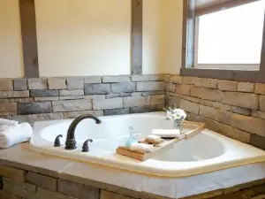 Country Bliss Cottage by Amish Country Lodging