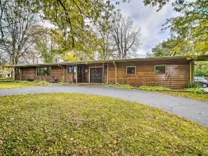 Fox River Grove Home: Pets Welcome!