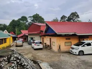 Lata Bayu Chalet - Waterfall & River with Kids Pool