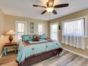 Riverfront Arkansas Abode - Furnished Deck and Grill