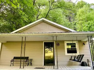 Cozy Creekside Cottage with Skiing & Hiking Nearby