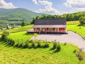 Cozy Country Cabin with Amazing Mountain Farm Views and Nearby Lake! EV-King Bed