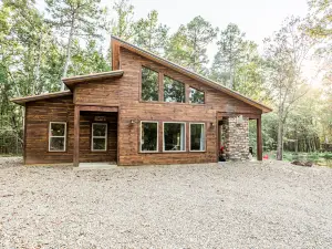 Stunning Cabin with Gas Fireplace and Hot Tub - Gorgeous Ample Retreat