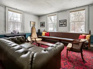 Charming Escape with Historic Touches - Accessible and Cozy Retreat