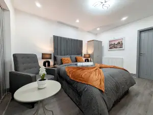 Spacious and Comforatable Modern Rooms