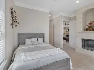 Charming 2 Story Retreat 2 Bedroom Home by RedAwning