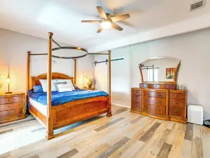 Lake Tawakoni Access and Hot Tub - Wills Point Home!