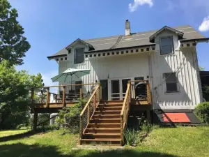 Perfect Hudson Valley Getaway with HOT TUB!