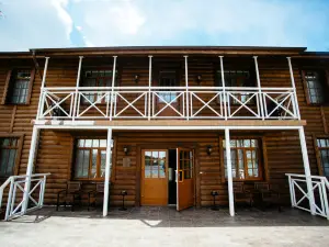 Imenie Altun`Dom Korpus Nad Ozerom