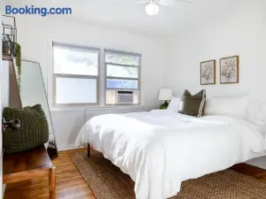 Immaculate Charming Duplex - 2Unit