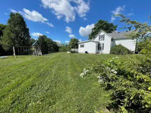 Cozy family friendly farmhouse, minutes from Brookville lake.