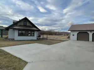Cozy Log-beamed cabin near Yellowstone and Ennis’ World class  Madison River