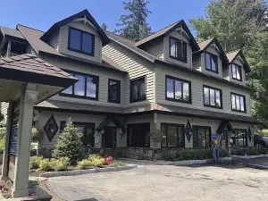 Bolton Landing - walk to town! Come visit any Season!