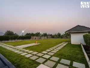 StayVista at Blisswood Cottage with Pool & Bar