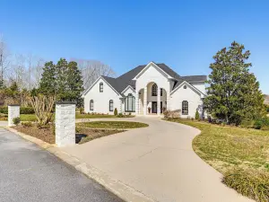 Golfer's Paradise: Meadow Lakes Manor Retreat!
