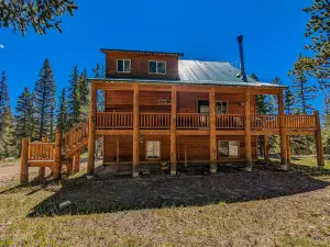 Hot Tub, Elevated Deck and Scenic Views - Stunning Mountain Retreat