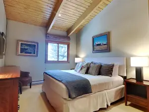 Cozy Retreat - Hot Tub, WiFi, Ski-in/out, Shuttle
