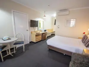 The Mid City Motor Lodge