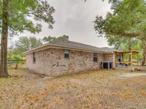 บ้าน Pensacola พร้อมสนามส่วนตัว: 7 ไมล์ไปยังใจกลางเมือง!