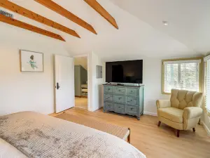 Victorian Carpinteria Apartment < 1 Mi to Beach!