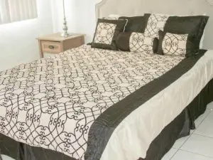 2 Bedroom / 1 Bath Only 5 Minutes Away from Bank of Hawaii
