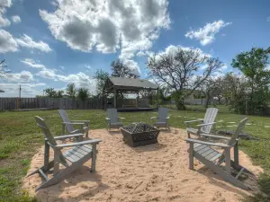 Stunning Haus with Hot Tub, Grill & Fire Pit!