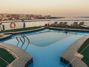 Queen Isis Floating Hotel in Minya