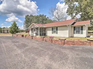 Quaint Greers Ferry Home w/ Screened Porch!