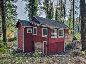 Peaceful McKenzie River Retreat Fish, Hike, and Ski