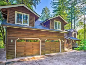 The River House' w/ Deck, on Mckenzie River!